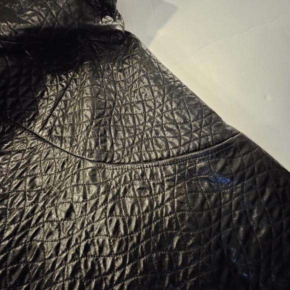 Luxurious Black Quilted Jacket - Picture 8 of 15